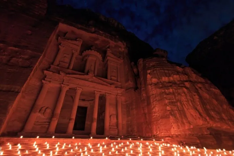 Petra in Jordanien bei Nacht