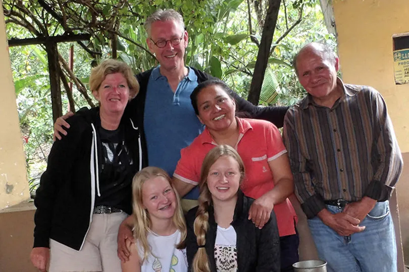 Ingrid steht mit ihrer Familie in Peru zusammen mit der Kaffeebäuerin Julia