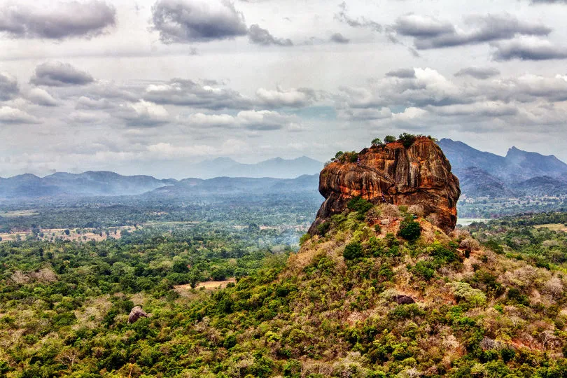 Der Löwenfels Sigiriya ragt aus der Landschaft empor