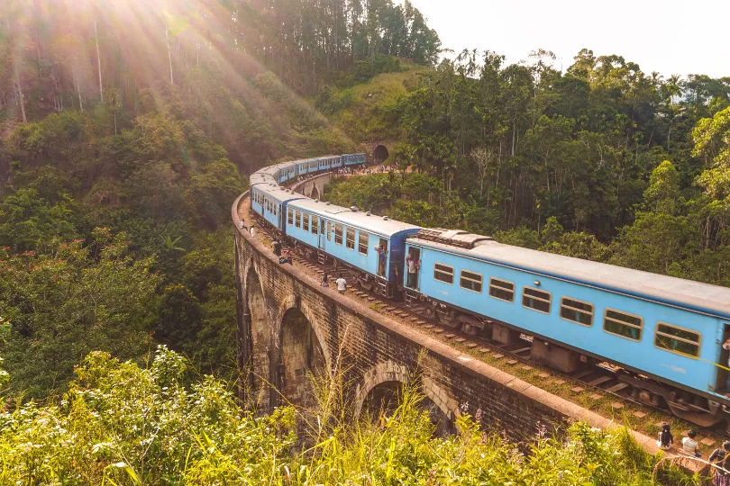Auf der Sri Lanka Highlight Reise fahren Sie mit dem Zug von Ella