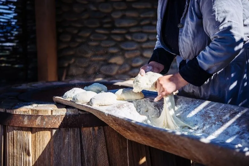 Traditionell Brot backen in Georgien