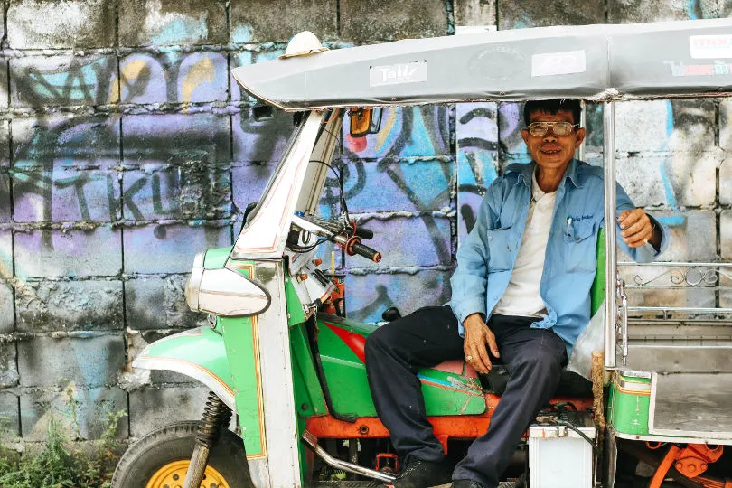 Ein Tuk Tuk Fahrer wartet auf Gäste in Kambodscha