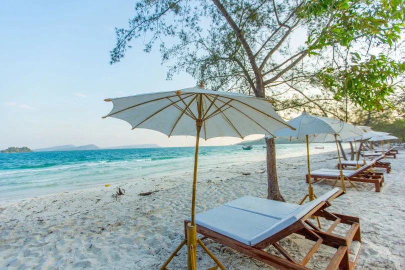 Sonnenschirme am Strand von Koh Rong