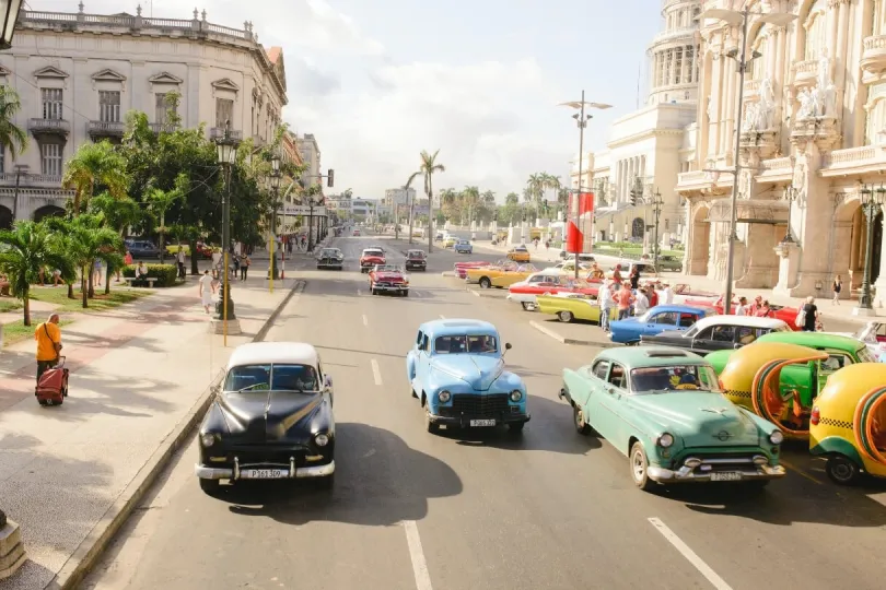 Bunte Oldtimers und Taxis in Havanna