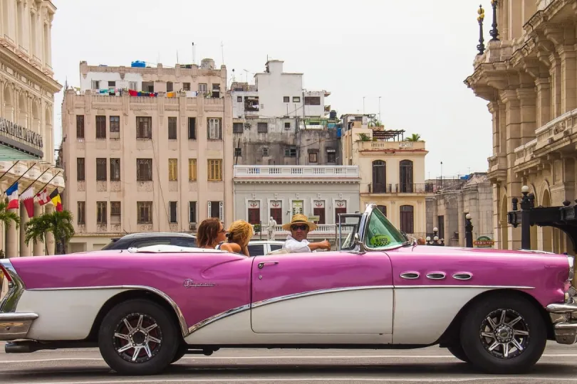 Pinker Oldtimer in Kuba