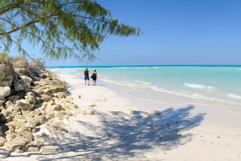 Zwei Menschen am Strand von Cayo Gulliermo