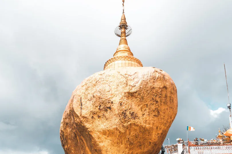 Der goldene Fels Kyaikhtiyo in Myanmar