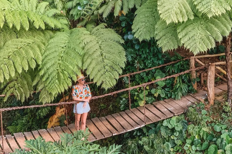 Eine Frau steht auf einer Hängebrücke