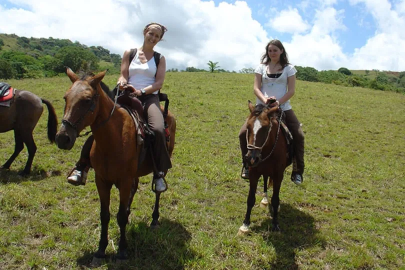 Zwei Frauen reiten Pferde in Panama