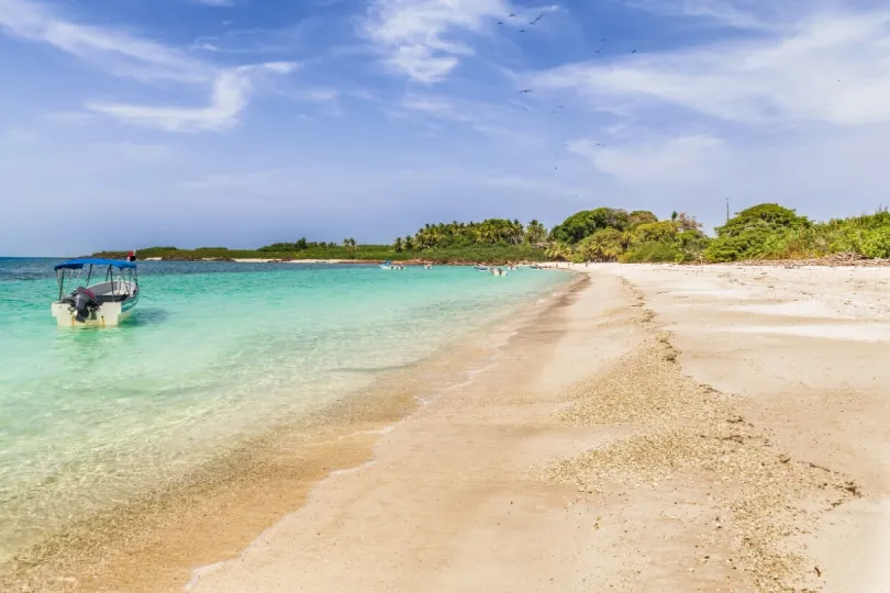 Türkises Meer und gelber Sandstrand