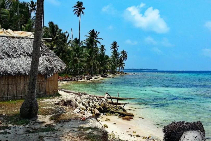 Holzhaus am Strand und blaues Meer