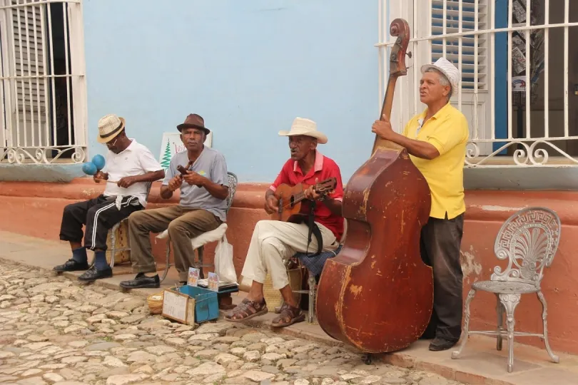 Lokale Musiker spielen Salsa
