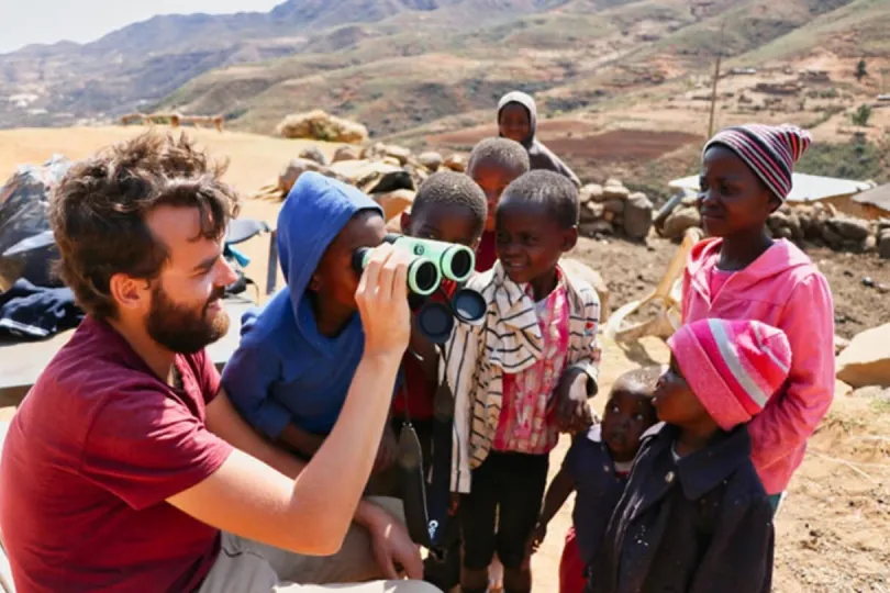 Kinder spielen mit einem Fernglas in Lesotho