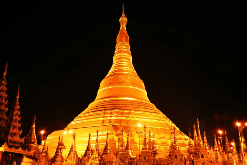 Die Shwedagon Pagode in Myanmar bei Nacht