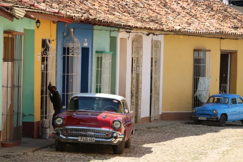 Oldtimers und Locals in Trinidad