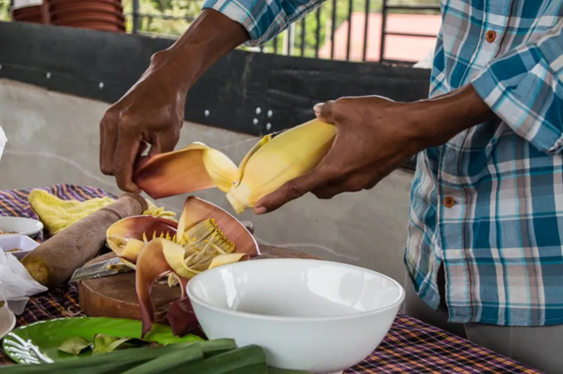 Zubereitung des Bananenblütensalats in Kambodscha
