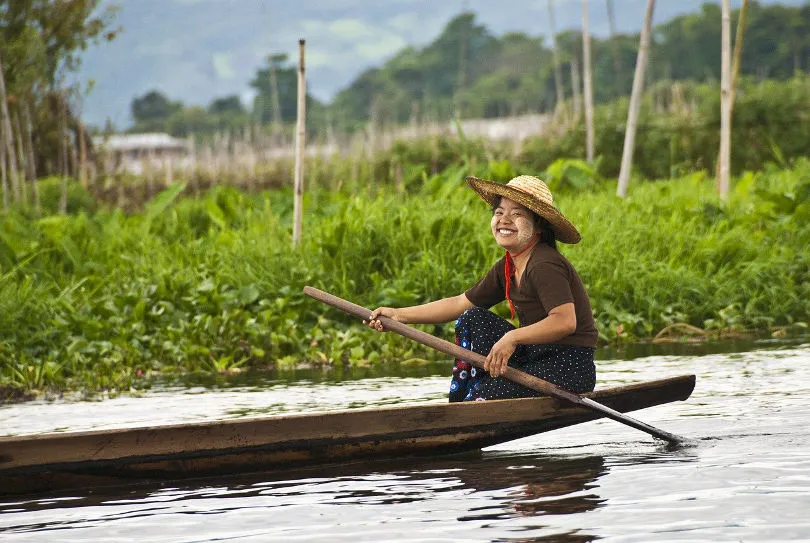 Eine Frau auf einem Boot in Myanmar