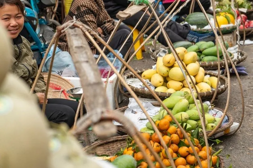 Frauen verkaufen Obst in Hanois Straßen