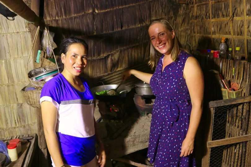 Zwei Frauen stehen an einem Herd in der kambodschanischen Küche und kochen
