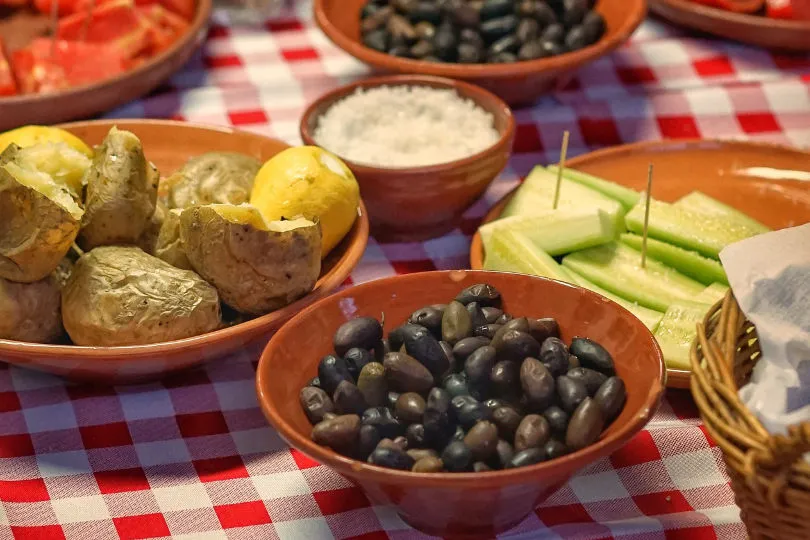 Verschiedene Gerichte aus Griechenland kochen Reisende bei einem Kochkurs