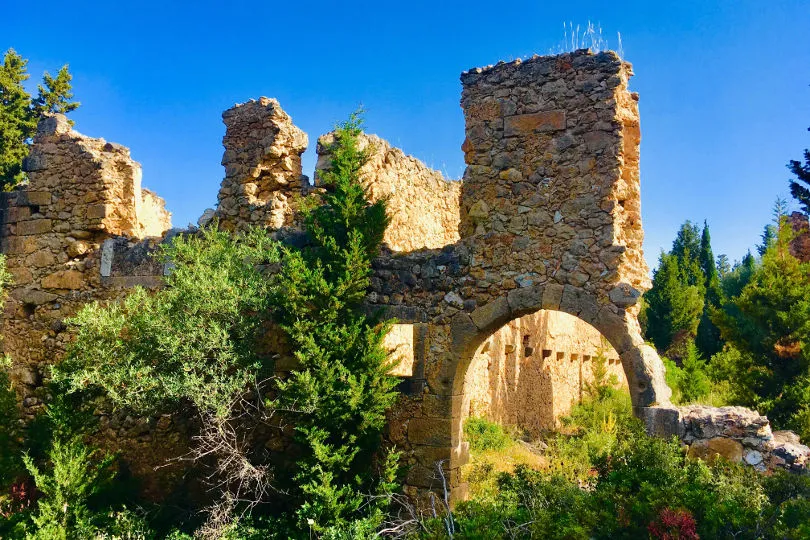 Mit Pflanzen überwachsene Ruinen auf Kreta