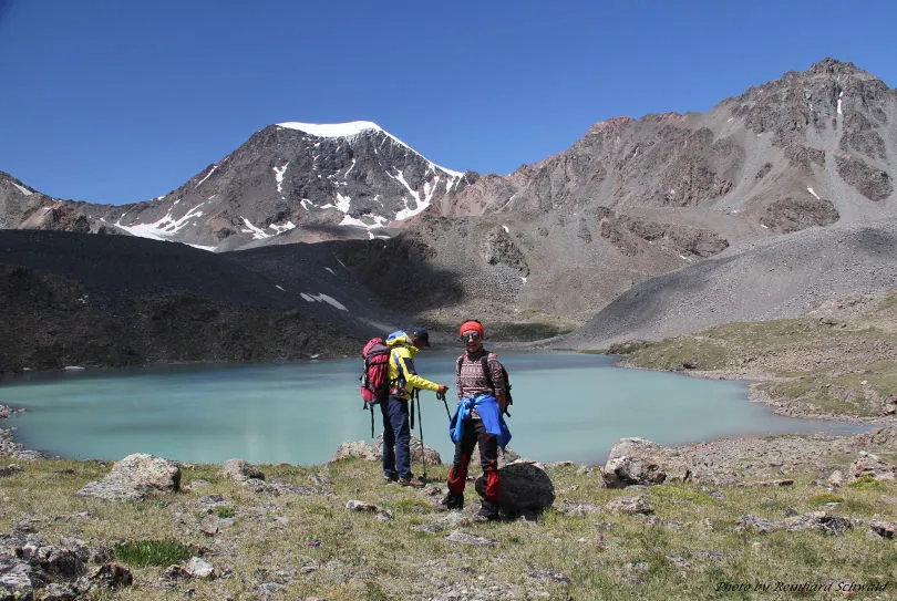 Zwei Personen wandern in der Mongolei