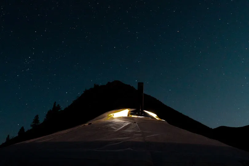 Eine Jurte steht in der Mongolei unter dem Sternenhimmel