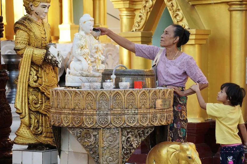 Eine Frau mit einem Kind an der Shwedagon Pagode in Myanmar