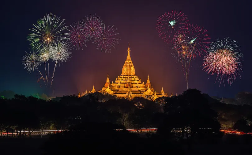 Feuerwerk in Myanmar zum Neujahrs-Festival