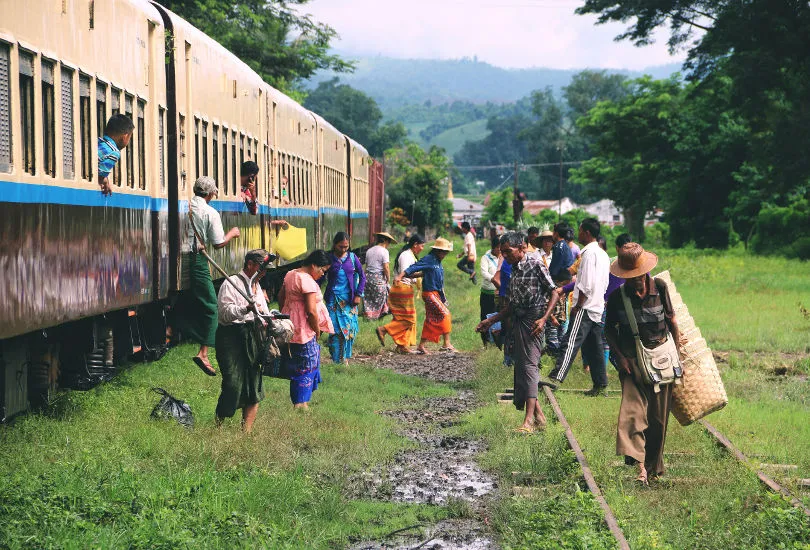 Locals bei einem Zugstopp in Myanmar