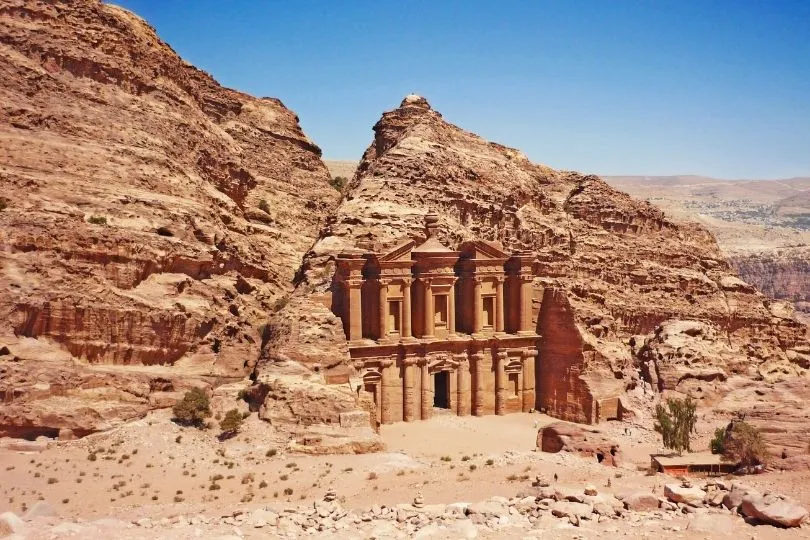 Blick auf die faszinierende Felsenstadt Petra