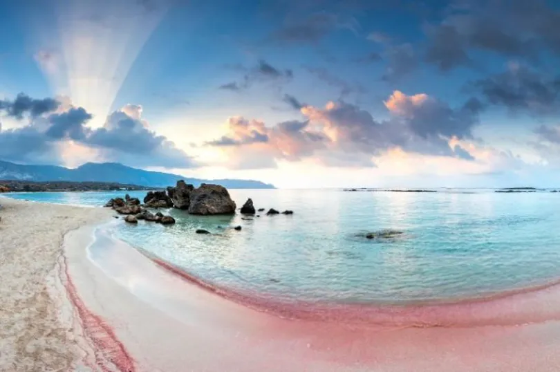 An diesem rosa Strand auf Kreta entspannen