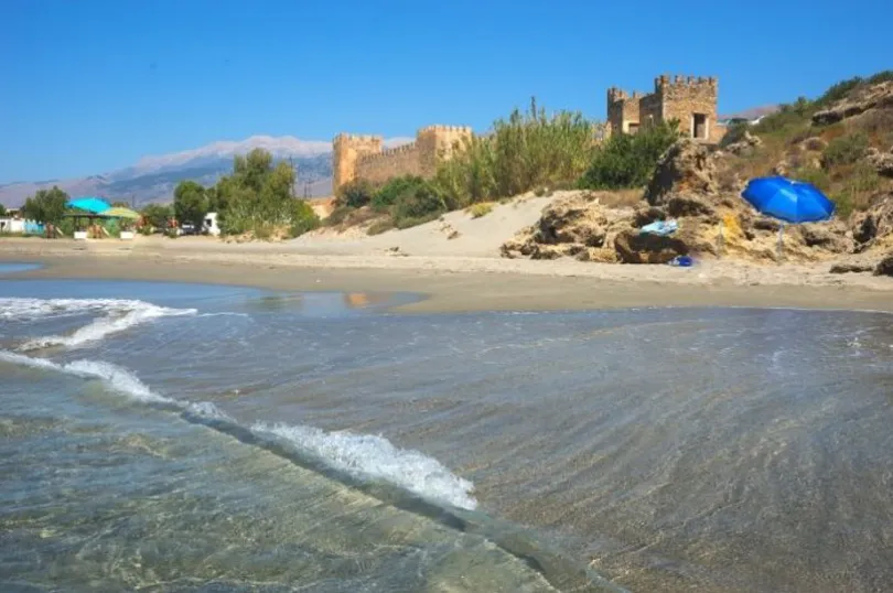 Eine Ruine an einem Strand in Kreta