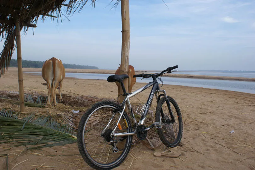 Ein Fahrrad steht auf einer Insel in Kambodscha
