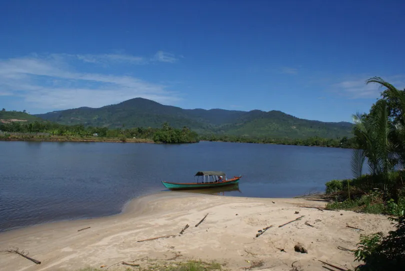 Ein Boot liegt am Ufer an einer der schönsten Inseln Kambodschas