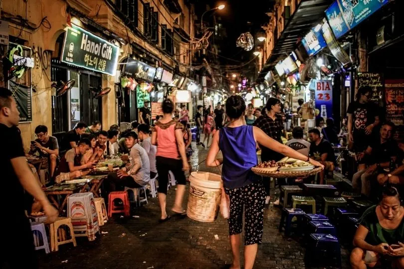 Typische Straßenszene in Hanoi: Hier ist immer was los