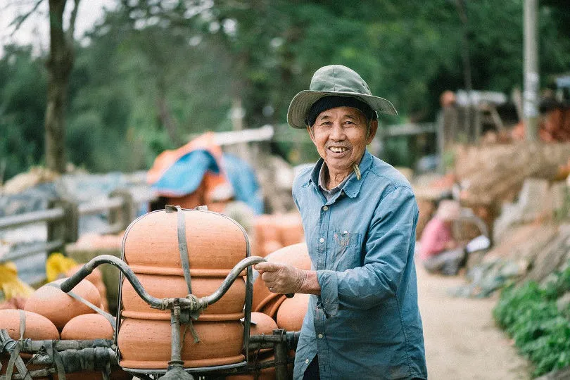 Ein Mann liefert Tonwaren in Myanmar