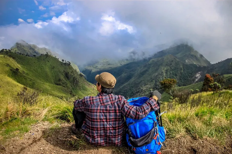 Ein Wanderer bei einer Pause in Myanmar