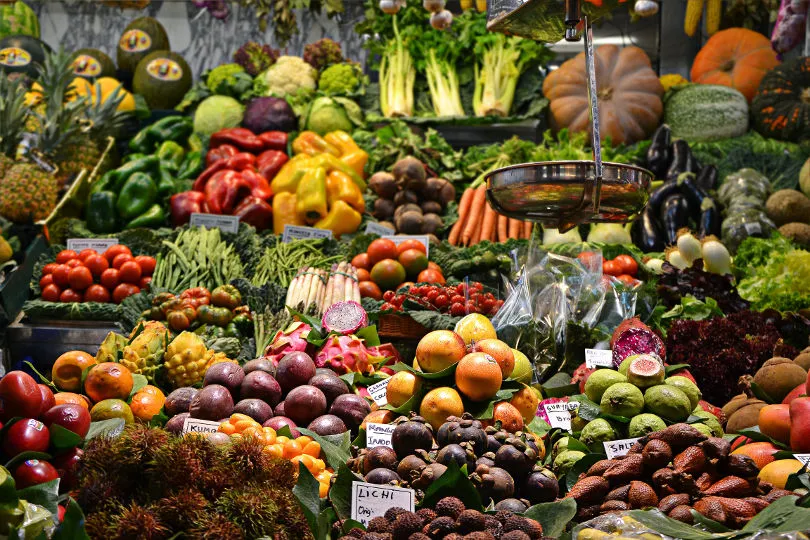 Ein Stand voller Gemüse auf einem Markt