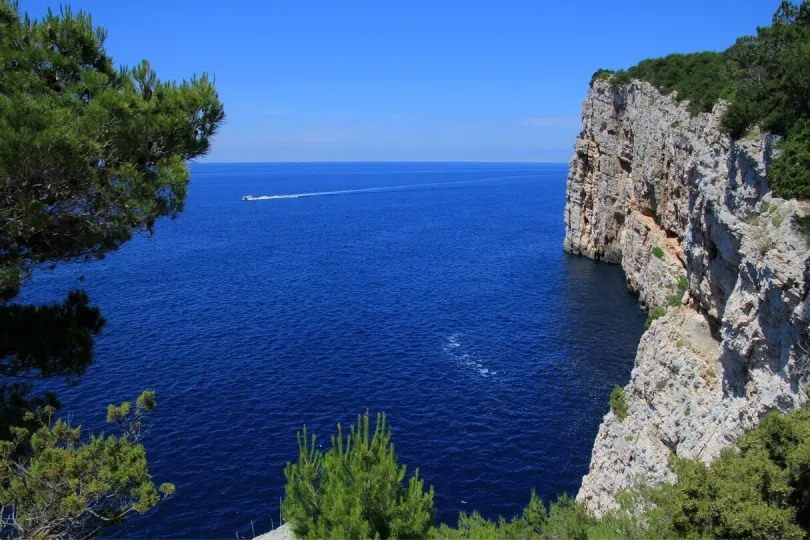 Klippe einer kroatischen Insel und blaues Meer