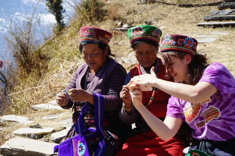 Drei Frauen machen eine Pause während des Tamang Heritage Trails