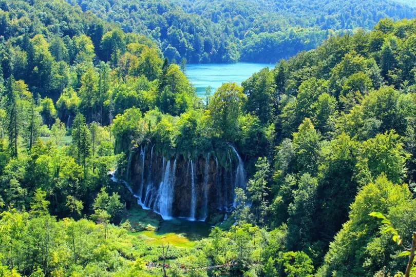 Grüne Natur und Wasserfälle im Plitvicer Nationalpark