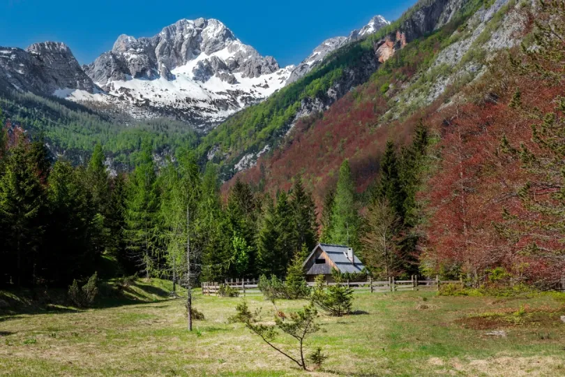 Kleine Hütte in den slowenischen Alpen