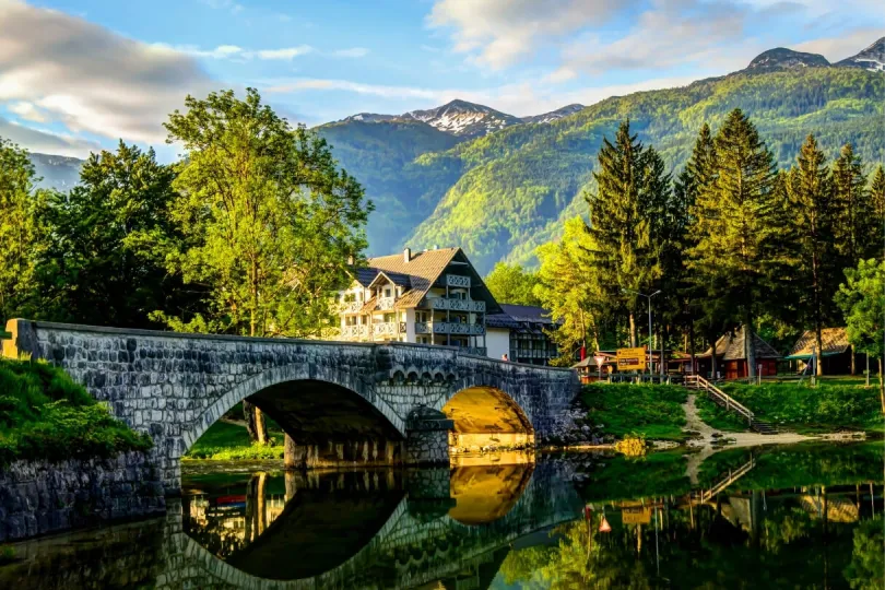 Traditionelles Haus am Rande einer Steinbrücke