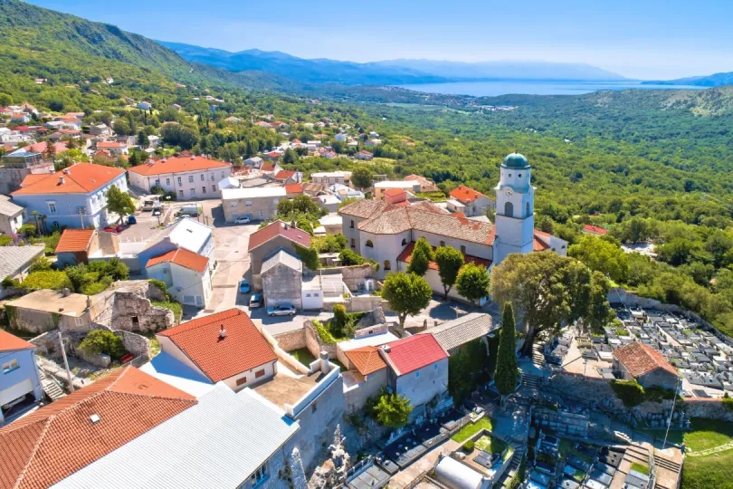 Ausblick auf die Stadt Vindodol in Kroatien