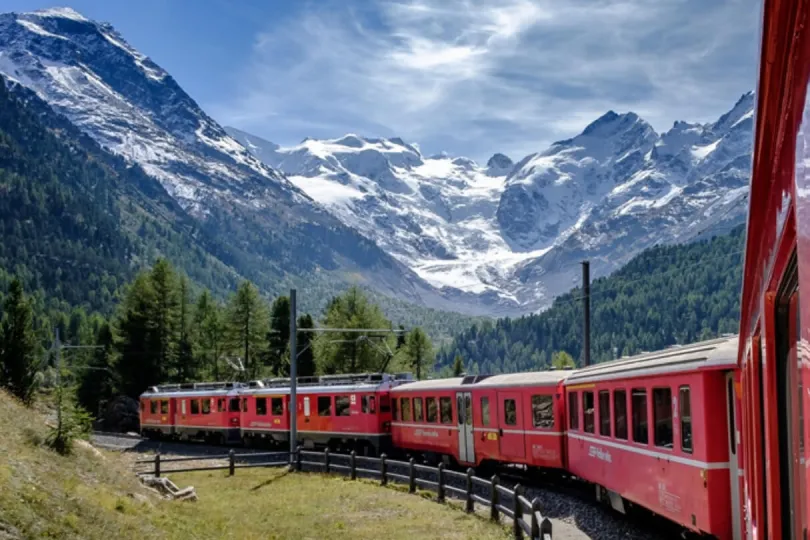 Ein Zug befindet sich in den Schweizer Alpen auf den Weg nach Kroatien