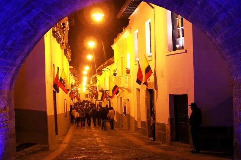 Nachts wird es quirlig auf der Straße La Ronda in Ecuadors Hauptstadt Quito