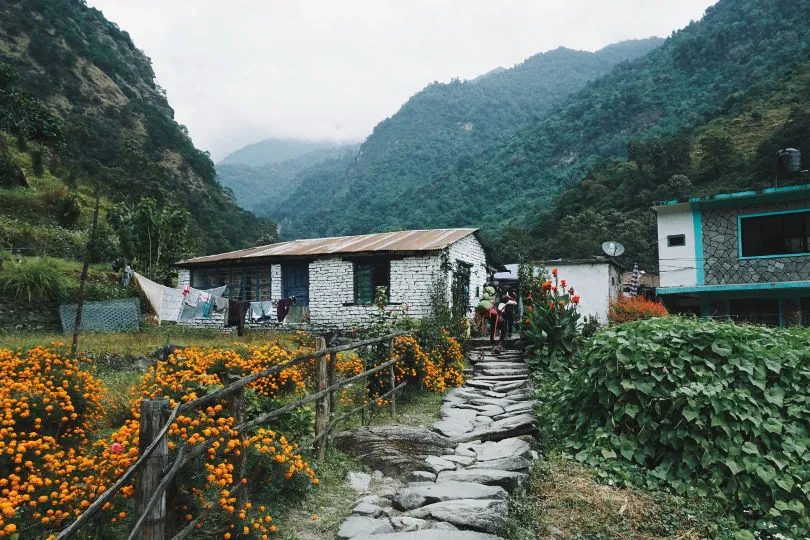 Zwei Wanderer gehen in eine Lodge in Nepal 