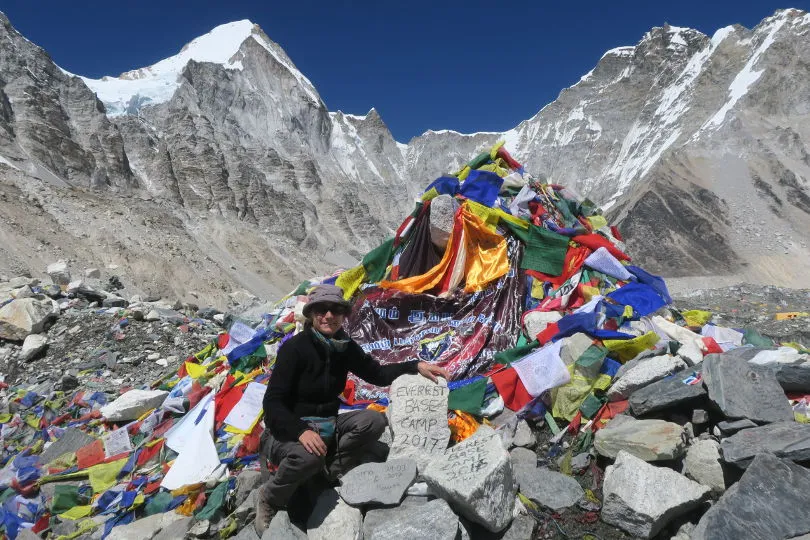 Linda sitzt vor dem Mount Everest Basislager