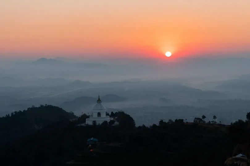 Auf einem Gipfel in Nepal den Sonnenuntergang bestaunen